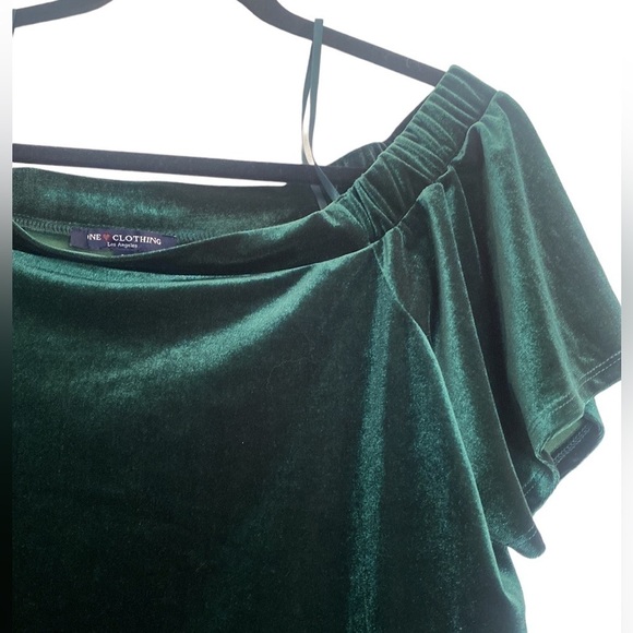 ONE CLOTHING LOS ANGELES VELVET GREEN OFF THE SHOULDER TOP SIZE LARGE - Picture 2 of 4